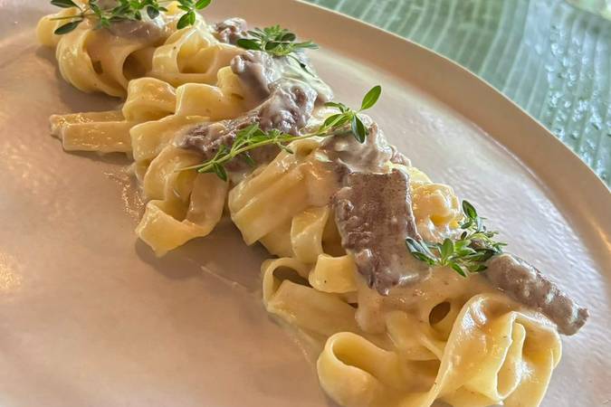 Restaurante - Talharim em fonduta de parmesão e isca de mignon