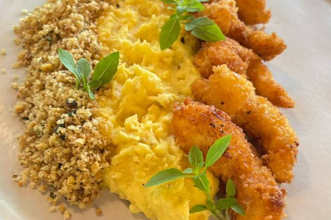 Restaurante - Camarões crocantes, purê de banana e farofa de amendoim com manjericão